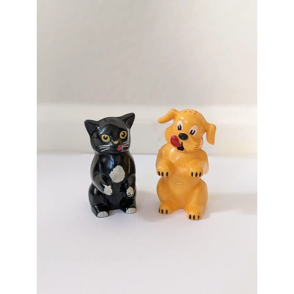 Cute Vintage Cat & Dog Plastic Salt &‎ Pepper Shakers by F & F Mold Dayton Ohio